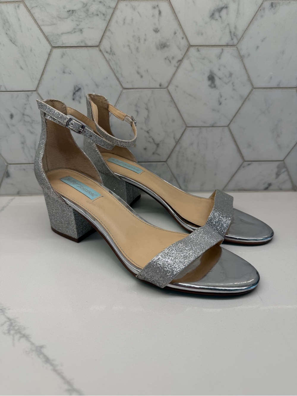 Blue by Betsey Johnson Miri Evening Block Heel Sandals Silver Glitter Women 9.5
